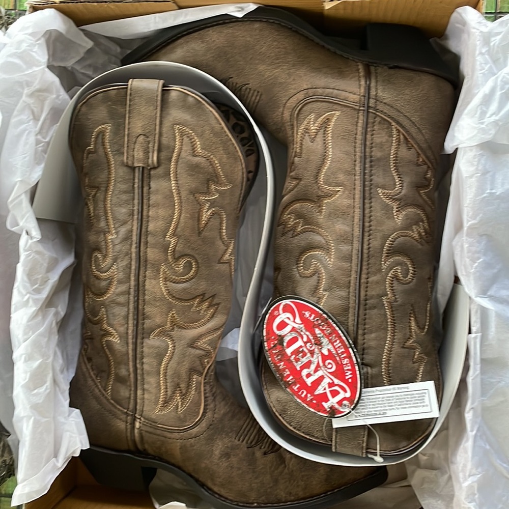 BRAND NEW !! Never worn!!! ✅ 👢 Laredo womans size 7